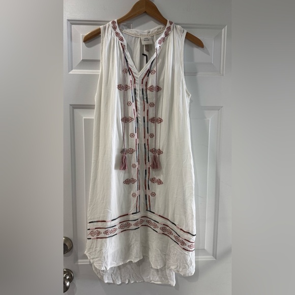 Knox Rose Dresses & Skirts - Knox Rose white embroidered shift midi dress Size Small Sleeveless V neck NWT